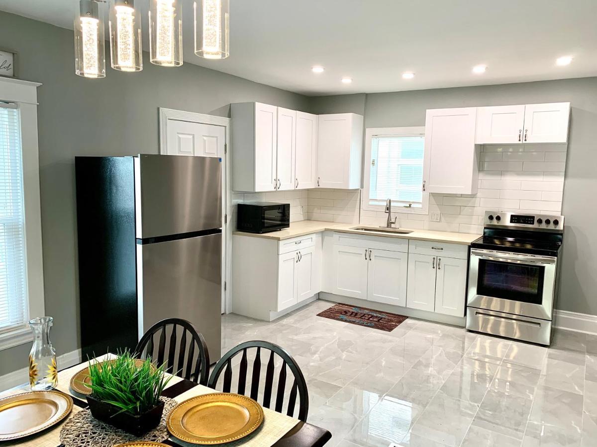 The Oakwood Cottage- With Private Yard & Parking, Minutes From Falls & Casino By Niagara Hospitality 나이아가라폴스 외부 사진
