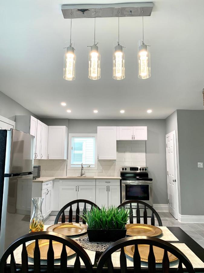 The Oakwood Cottage- With Private Yard & Parking, Minutes From Falls & Casino By Niagara Hospitality 나이아가라폴스 외부 사진